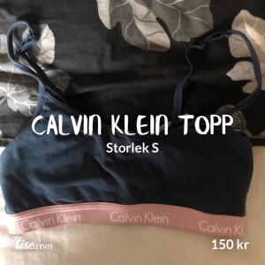 Calvin Klein topp - Fint skick, knappt använd, Tar swish, kort och kontant - kan även möta eller frakta men då får köparen stå för frakten. Vid andra frågor är det bara att höra av sig😇🥰