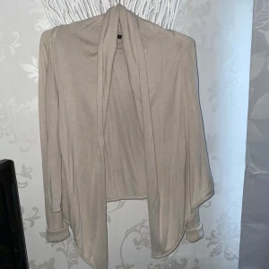 Tunn beige kofta - En tunn beige kofta från gina tricot i storlek M men är mer som en xs. Den är fint skick och har inga fläckar/skador. Frakten är inkluderad i priset (!!)💗kram 