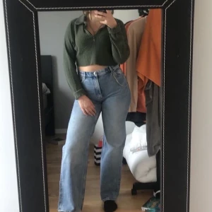 Jeans från monki  - Jeans från monki. Fint skick , kedjan är inte en del av byxorna men man kan få med den vid begäran. 