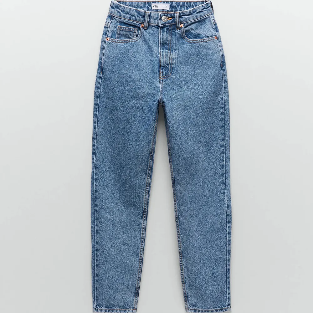 Säljer dessa superfina jeans från zara. Är i storlek 36. Hör av er om några frågor eller om ni vill ha bilder på jeansen på! Köparen står för frakten💞. Jeans & Byxor.