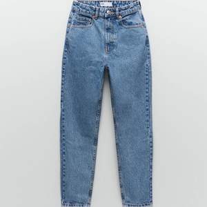 Säljer dessa superfina jeans från zara. Är i storlek 36. Hör av er om några frågor eller om ni vill ha bilder på jeansen på! Köparen står för frakten💞