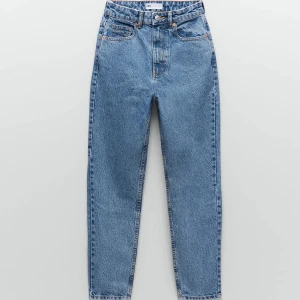 Zara jeans - Säljer dessa superfina jeans från zara. Är i storlek 36. Hör av er om några frågor eller om ni vill ha bilder på jeansen på! Köparen står för frakten💞
