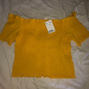 Topp från H&M - En topp från H&M som jag aldrig andvänt (lappen är kvar) i storlek L❤️
