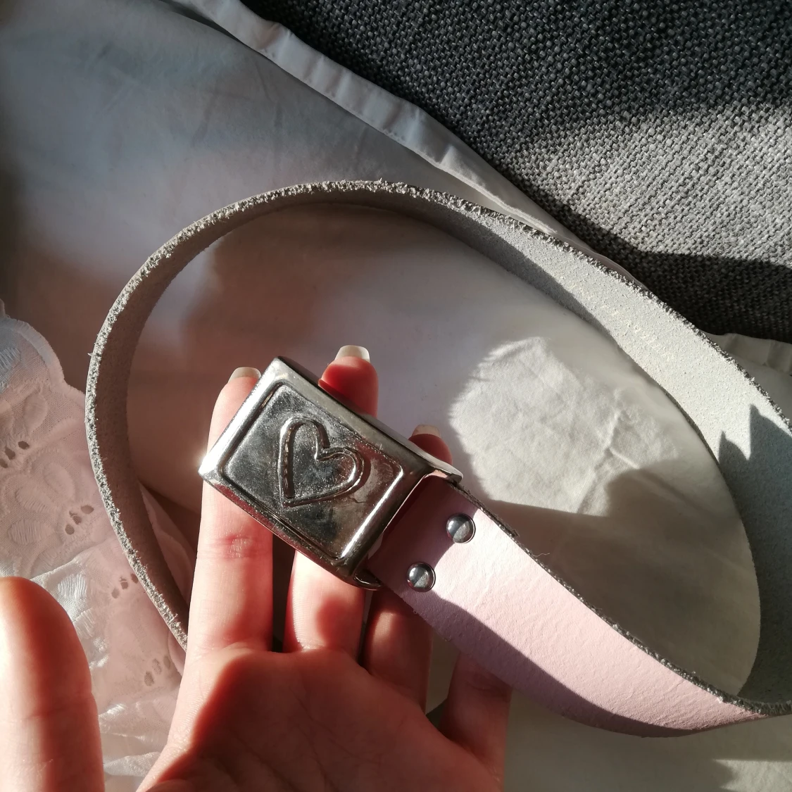 Ljusrosa läderskärp 75cm  - 90