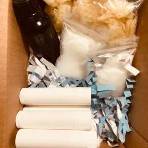 Gör dina egna läppcerat  - Gör dina egna läppcerat med detta kit. Perfekt julklapp! Det som ingår: 50 gram kokosolja, 30 gram bivax, 30 ml mandelolja, 10 st 8 ml hylsor, instruktion. Det går att köpa till pigment i färgerna guld, lila och rosa för 25 kr! 