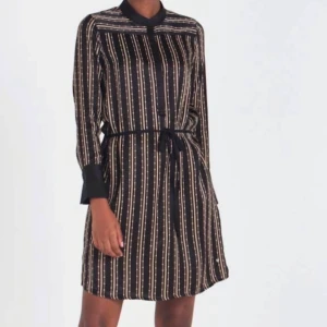 Oanvänd klänning från Mos Mosh - Endast provad klänning från märket Mos Mosh i strl medium. Nypris ca 1600 kr.