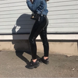 Lackbyxor - Lackbyxor Gina Tricot strl.42. Dragkedja i midjan och vrister. Frakt inkluderat i pris