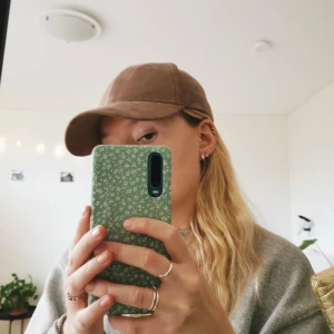Keps från H&M - Storlek M/56, materialet ser ut som mocka. Jättesnygg men blir tyvärr aldrig använd av mig. Är flexibel angående pris! 🌷