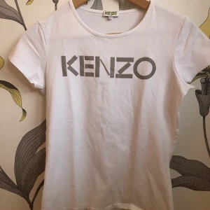 T-shirt från Kenzo - T-shirt från Kenzo Storlek: 16A/176, Motsvarar en XS Material:  95% Bomull 3% Elastine  Inköpt på NK i Göteborg. Skick: Bra. Mitt pris: 250kr inklusive frakt. Ny pris ca 1000kr.