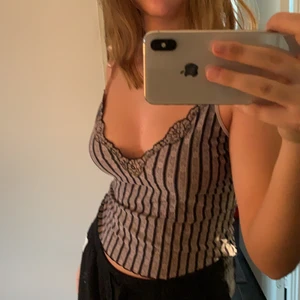 Linne - Ett linne som jag köpt på secondhand✌🏽 det finns ingen lapp kvar så vet varken vart de är ifrån eller vilken storlek men jag skulle chansa på mellan en s/m för de är vad jag vanligtvis har! Det finns juster bara band uppe där man väljer hur man vill knyta det! Överlag ett väldigt fint linne me fina detaljer 💜💜