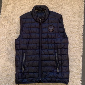 Napapijri Aerons väst storlek S - Mörkblå Napapijri väst i storlek small i bra skick. Nypris 1700kr. Säljer för 350kr.