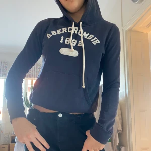 Abercrombie & fitch hoodie - Hoodie från abercrombie & fitch som passar till allt. Basic med snygg! Strorlek XS❤️❤️