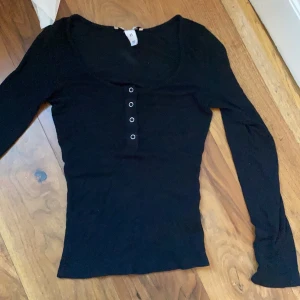 Tröja  - En söt urringning tröja från NLY storlek xs