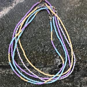 Söta pastellfärgade halsband! Färgerna som finns e gul, blå och lila, och flerfärgade. Du kan även köpa ett med egenönskat mönster! Enfärgat halsband: 40kr, möstrat halsband: 50kr. Frakt på 12kr tillkommer💗