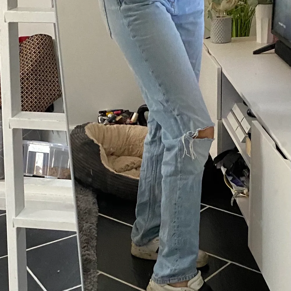 AS snygga jeans från zara med hål på knäna! Köpta för ca 1 månad sen! Storlek 36. Kan mötas upp i stockholm men även frakta, köparen står då för frakten 💕💕. Jeans & Byxor.