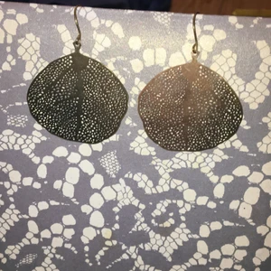 Guldfärgade örhängen till fest eller vardag - Guldfärgade guldörhängen med form av ett blad. Kan lätt användas till fest men lika lätt till vardag. Säljes för att det inte är min stil att bära.