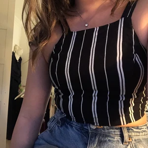 Randigt linne - Snyggt Svart-och vit randigt linne från hollister, säljer för 70kr+frakt🖤🤍