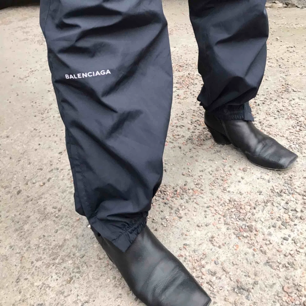 Trackpants från Balenciaga 🤎🤠 modellen heter ”tech cotton” och är från SS17 snörning i midjan samt dragkedja, resår och knäppning nedtill. Endast använda för fotografering och nypris 8995 kr på NK Gbg. Blev slutsålda överallt! Bud ok! 🤝🤝. Jeans & Byxor.