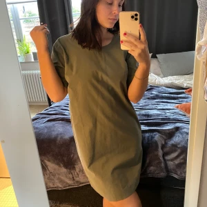 Lexington klänning - En militärgrön rak klänning från lexington i lite tjockare tyg, otroligt skön inuti och superfint med lite längre ärmar. Köpt ganska dyrt säljer för 150 för ej använd på länge. Jag är en stl 38 men denna är L och passar perfekt så skulle även passa en 36.