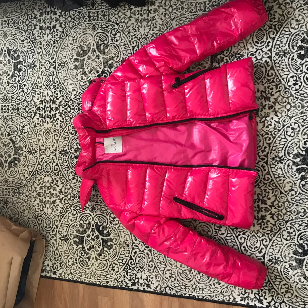 Säljer den super snygg moncler puffer jackan i storlek xs-s vet inte om den är äkta då den är köpt i secondhand men den är i super bra skick köparen står för frakten🥰. Jackor.