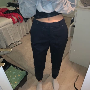 Kostymbyxor, H&M, str 38 - Kostymbyxor från H&M i storlek 38, säljer pga för stora. Marinblå färg, använt typ en gång. Swipe för mer info 🌟