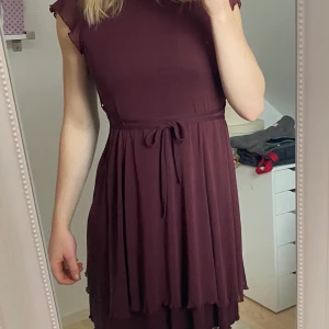 Söt mörkröd klänning strl XS - Söt mörkröd klänning som passar bra på julen! Från Rabalder. Nästan aldrig använd.