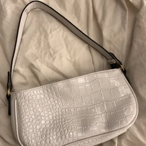 baguette väska - säljer denna fina väska jag köpte från shein men den kom aldrig till andvändning. Aldrig andvänt den så den är i helt nytt skick. Superfin.