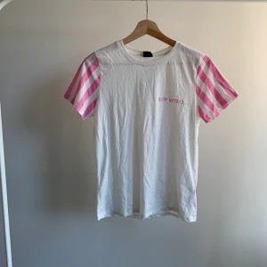 T-shirt - T-shirt från Gina i strl xs, aldrig använd så prislapp sitter kvar.Skriv om du är intresserad eller undrar något💕