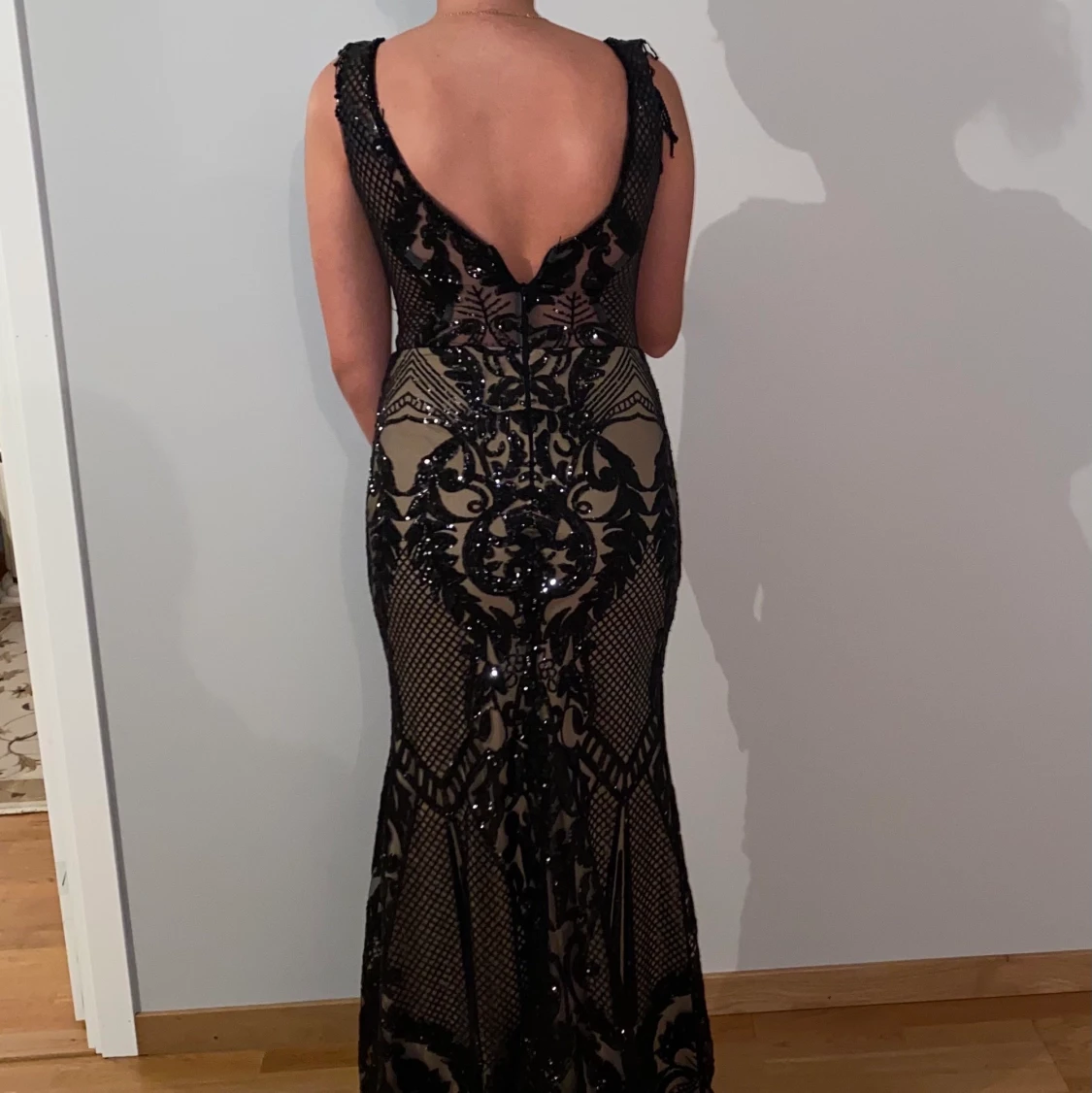 Svart festklänning med slits - 90