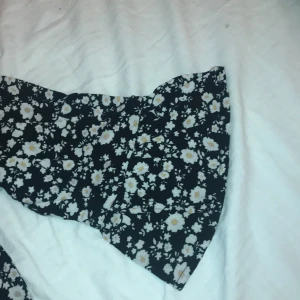 Barntröja stl 146/152 - En blommig barntröja med vida ärmar (man står för frakten själv)