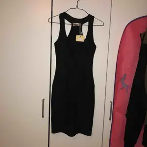 en svart fest klänning i ”bondage” material, jätte snygg och aldrig använd! 