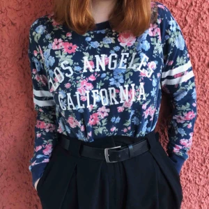  - Superfin blommig tröja 🌸 En riktig favorit förr, men den behöver ett nytt hem nu! Varm och gosig. Priset kan diskuteras. Kan fraktas, betalning sker via Swish ✨