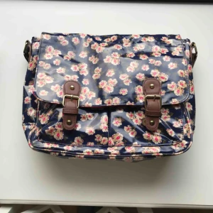  - Söt axelremsväska i Cath Kidston-stil! Vaxat plast och vattentålig. Rymmer laptop och papper, bra fack. Skickas mot frakt eller möter upp i centrala Gbg!