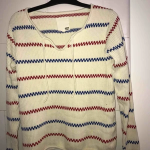 Mysig stickad tröja. - Mysig stickad tröja! Skön och snygg passform. 100 kr med inkluderad frakt.