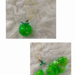  - hängsmycke (3D puzzle) , finns i Odenplan Stockholm, 10kr för porto.