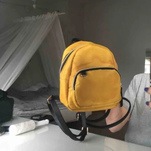  - Gul mini ryggsäck. Lite missfärgad. Kan mötas upp i Stockholm, annars står köparen för frakten. Betalning via swish❤️
