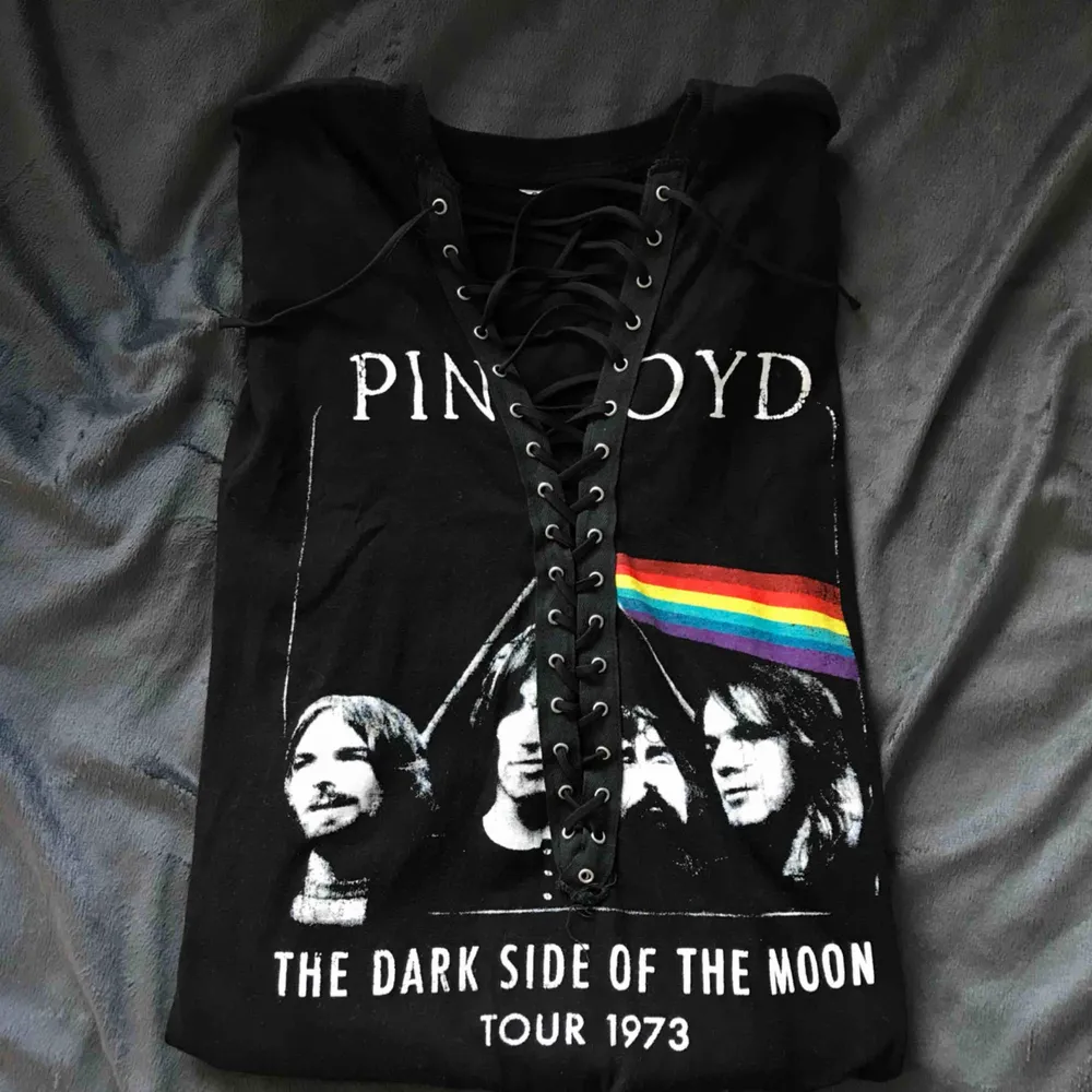 Snyggaste PINK Floyd tröjan! Är du 169 eller kortare kan du ha den som T-shirt klänning, vore snygg som croppad också! Köpt vintage.. T-shirts.