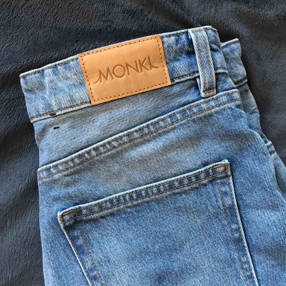 Högmidjade jeansshorts från MONKI. Storlek 28 (passar en S/M, en xs med skärp) Knappt använda. Går att vika ner kanterna.. Shorts.