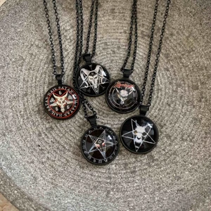  - Över- och undernaturligt trevliga halsband. För vissa är presentation onödig. För er andra: Detta är Baphomet i ett pentagram - Typ För att slippa det omänskliga valet mellan dessa halsband så får man tre för endast 308.40:- eller 300:- jämnt. 