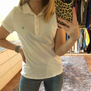  - Säljer min vita Gant Piké, köpte den för 800kr på NK i GBG, har använt den max 3 gånger och är inte min stil längre, köparen står för frakten ⭐️