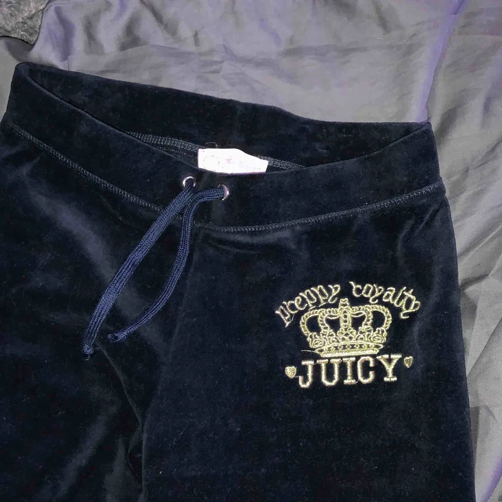 Juicy couture mjukisar köpt second hand, är inte säker på äkthet men är fin kvalite och bra skick!🥰💘 frakt ingår. Jeans & Byxor.