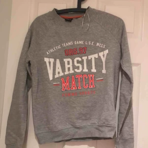  - Tröja från Gina tricot i storlek S i bra skick. Möts upp i Uppsala eller så står köparen för frakten:)