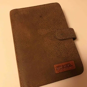  - Filofax/kalender i skinn, helt ny, men med gammal kalender i. Så det behövs köpas nya sidor för detta år. Skicka pm om ni undrar något!  20:- + frakt 18:- = 38:- totalt