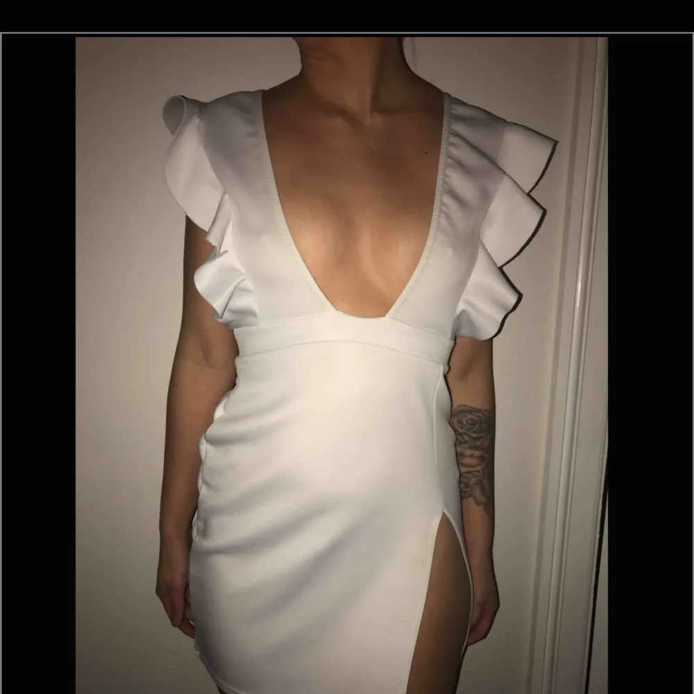 Skitsnygg vit klänning med slits och djup urringning🔆 100 och köparen står för frakten🔅. Klänningar.