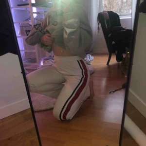  - köpta på CARLINGS Vita knappbyxor med svart och röd rand. Super sköna och snygga, säljer pga vågar inte ha på mig vitt. 