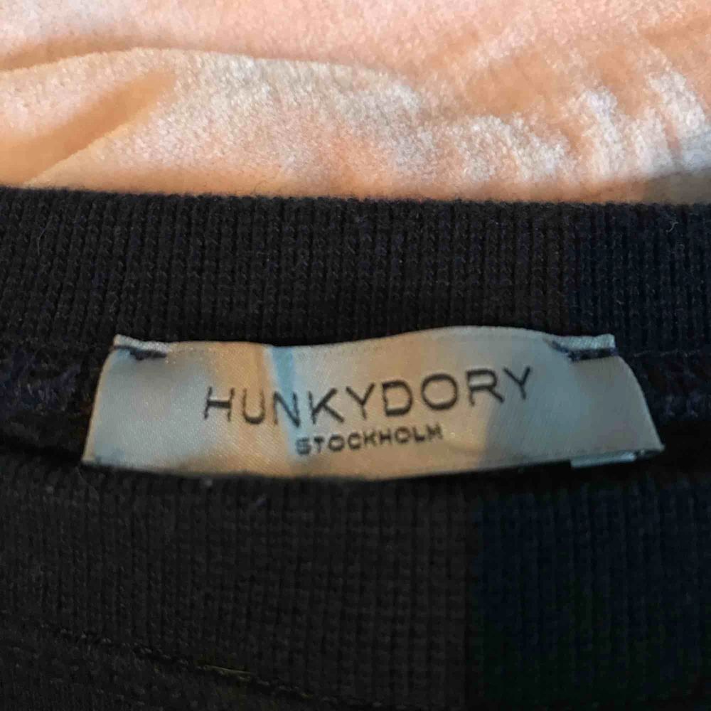 Ny tröja, använd ett fåtal ggr!  Från Hunkydory, ny pris: 990kr  Hör gärna av dig vid intresse.  // Hanna . Tröjor & Koftor.