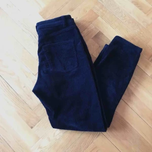  - färgen gör sig rättvis på bild 3 alltså där man ser hela byxan:) Säljer dessa nästintill oanvända Manchester byxor från monki då dem är för stora för mig:/