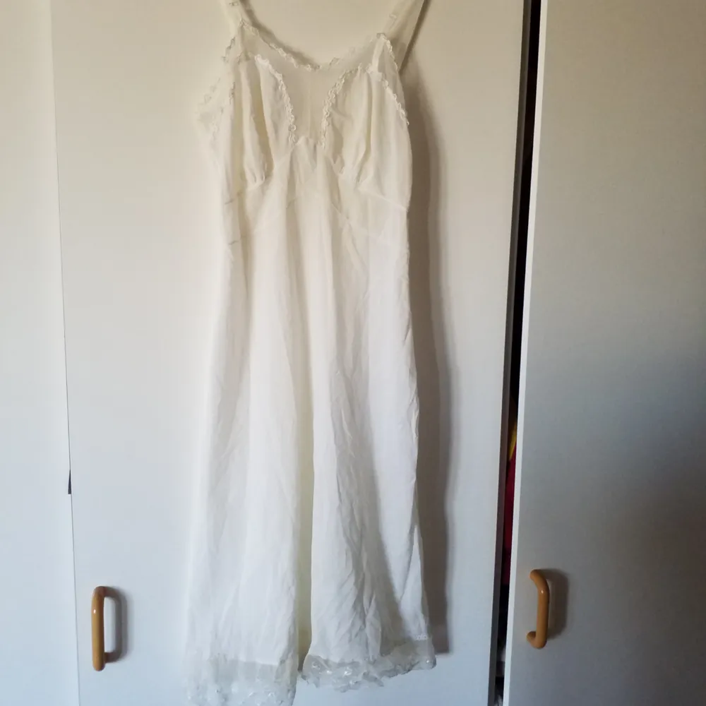 Jättefint vintagenattlinne/klänning, har någon fläck i nederkant som syns på bild men går säkert att tvätta bort . Klänningar.