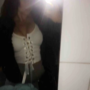  - Vit fest topp med snörning