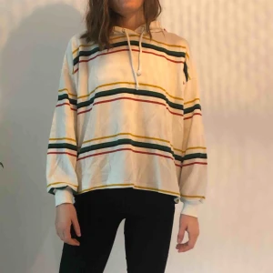  - Randig hoodie den pull&bear Använd men i bra skick